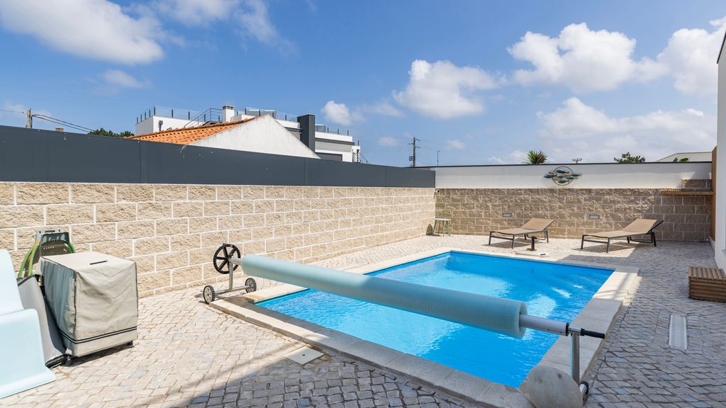 Outstanding Villa with Private Pool by LovelyStay
