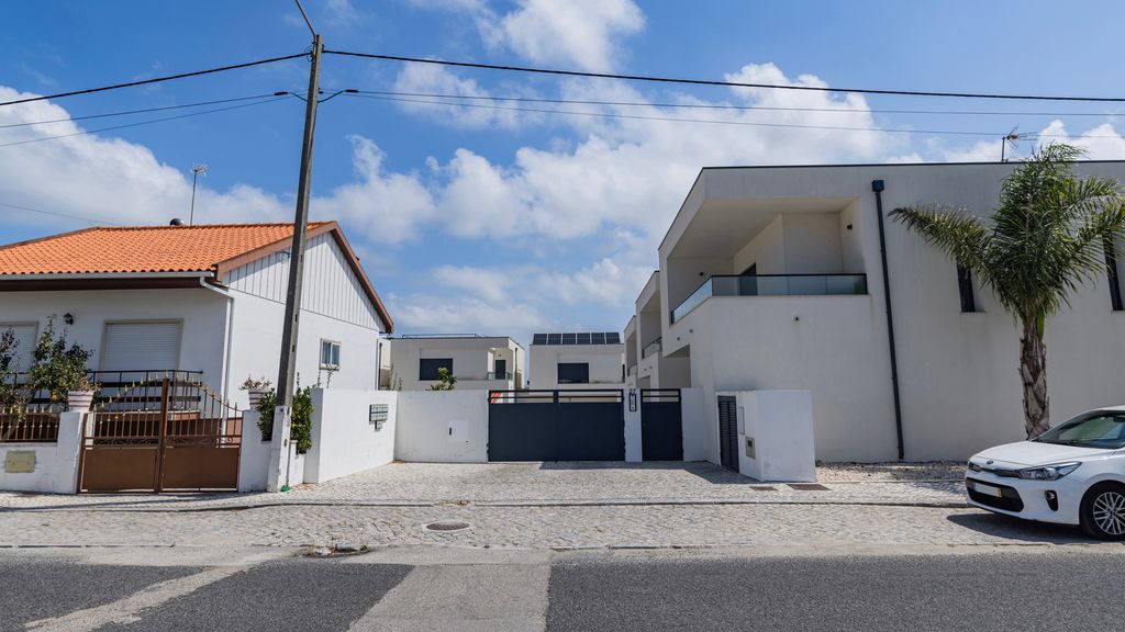 Outstanding Villa with Private Pool by LovelyStay