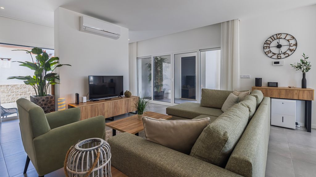 Outstanding Villa with Private Pool by LovelyStay
