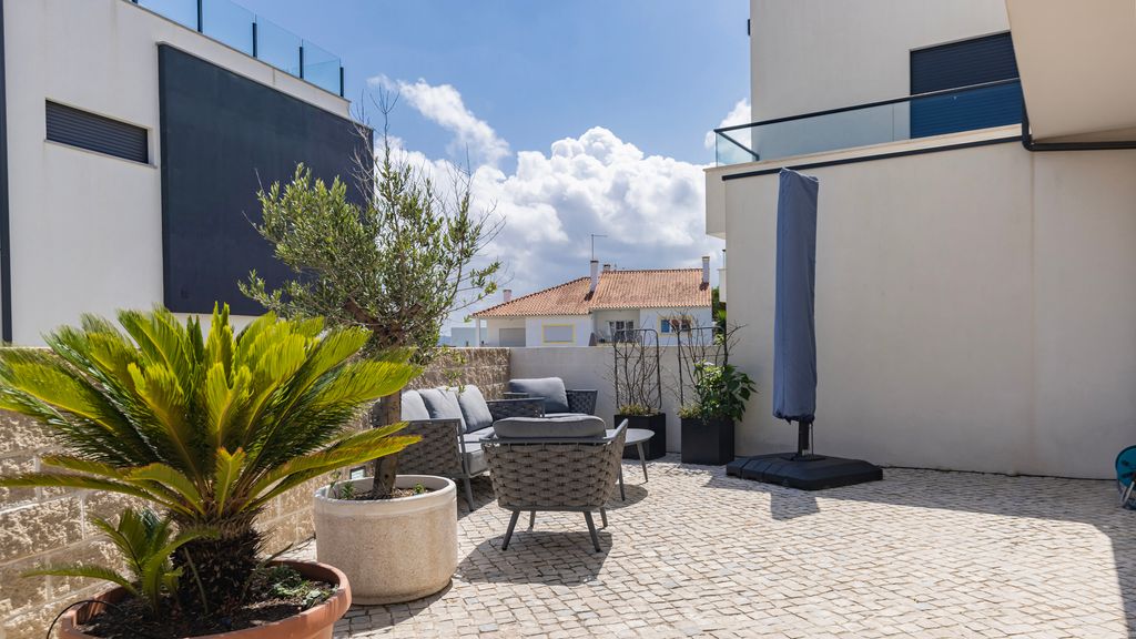 Outstanding Villa with Private Pool by LovelyStay