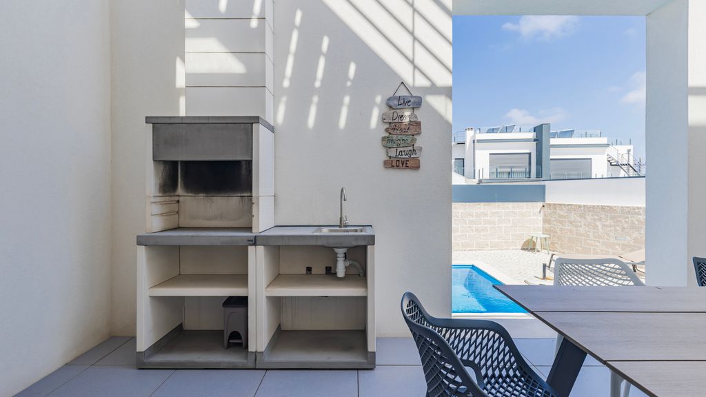 Outstanding Villa with Private Pool by LovelyStay