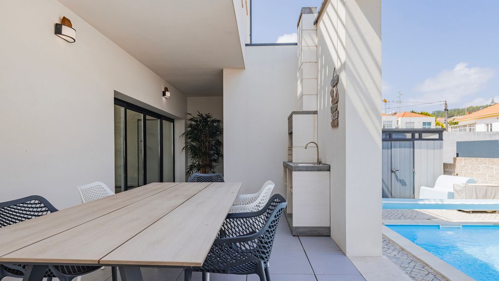 Outstanding Villa with Private Pool by LovelyStay