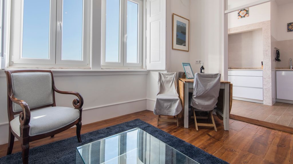 Comfortable apartment w/river views by LovelyStay