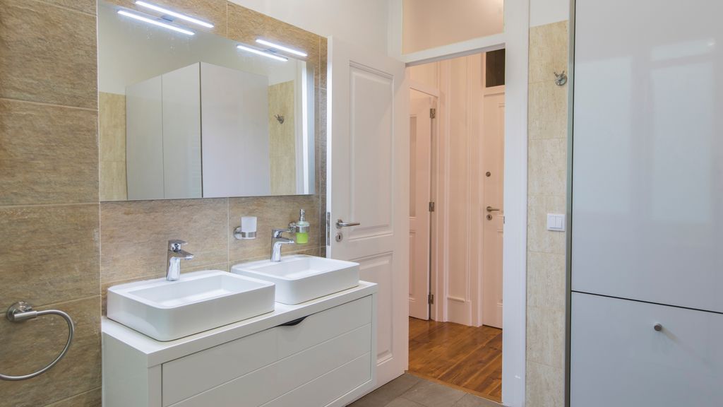Comfortable apartment w/river views by LovelyStay