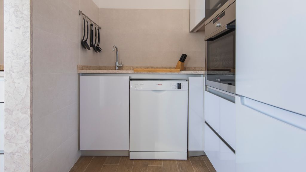 Comfortable apartment w/river views by LovelyStay