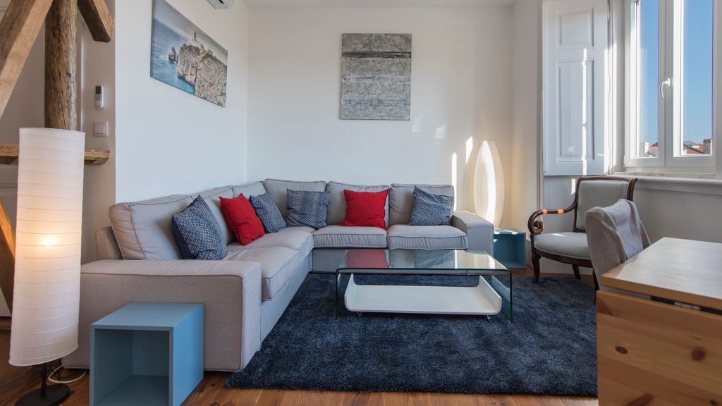 Comfortable apartment w/river views by LovelyStay