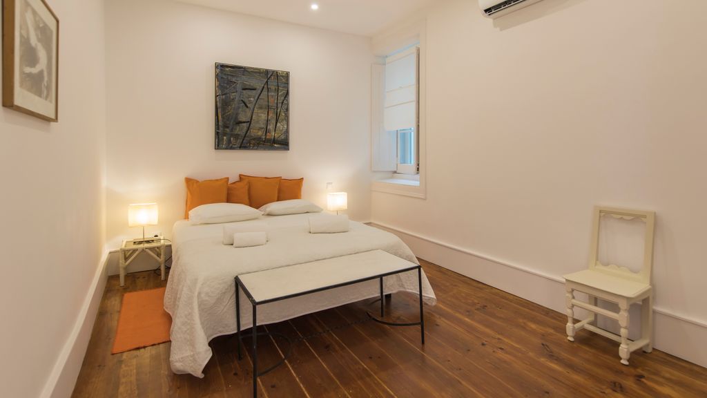Comfortable apartment w/river views by LovelyStay