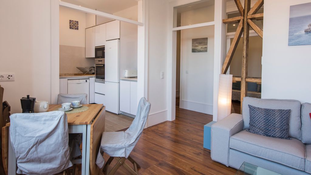 Comfortable apartment w/river views by LovelyStay