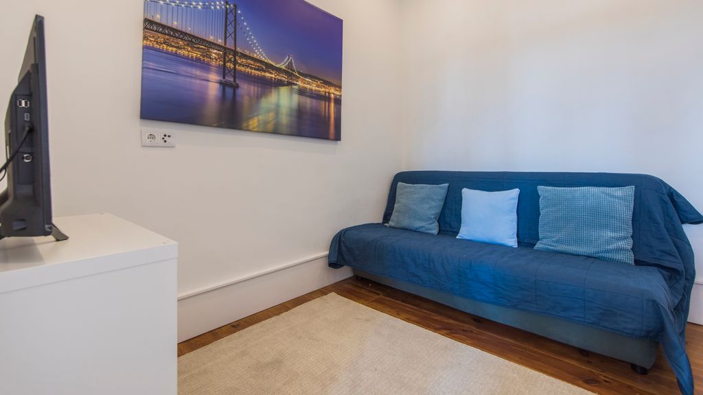 Comfortable apartment w/river views by LovelyStay
