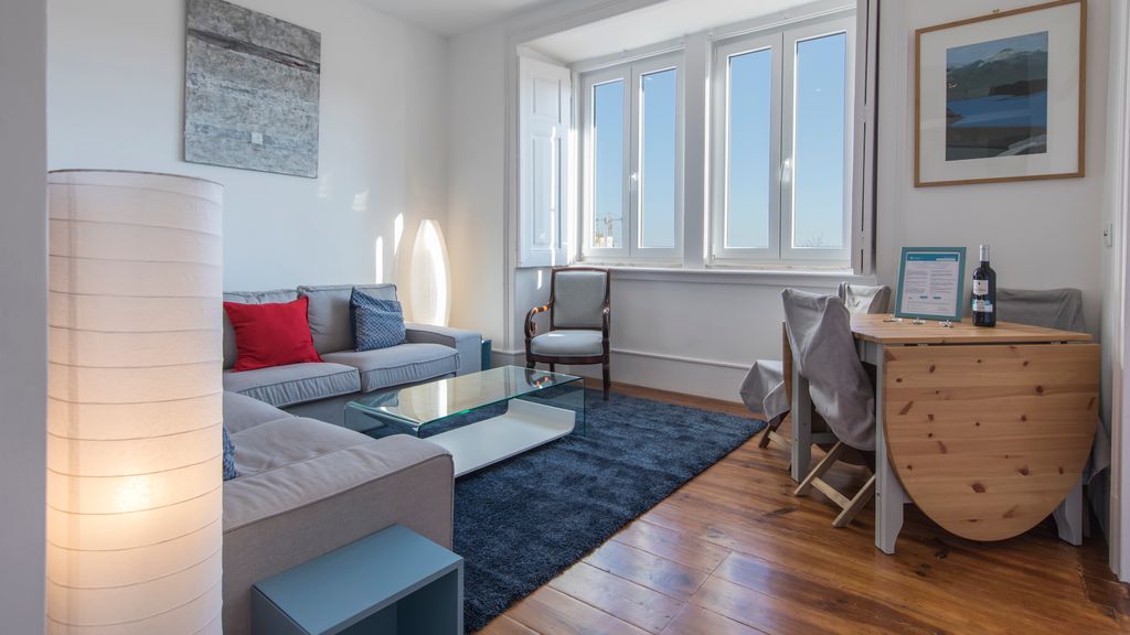 Comfortable apartment w/river views by LovelyStay