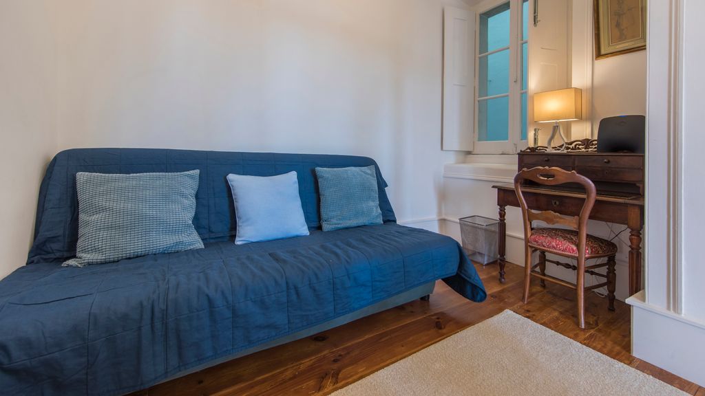 Comfortable apartment w/river views by LovelyStay