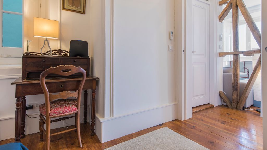 Comfortable apartment w/river views by LovelyStay