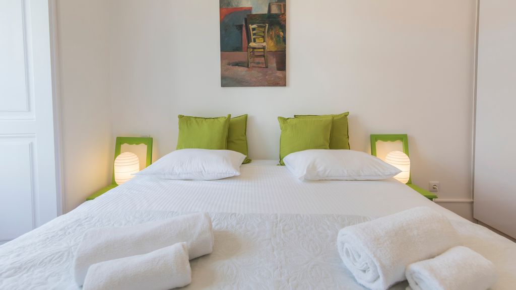 Comfortable apartment w/river views by LovelyStay