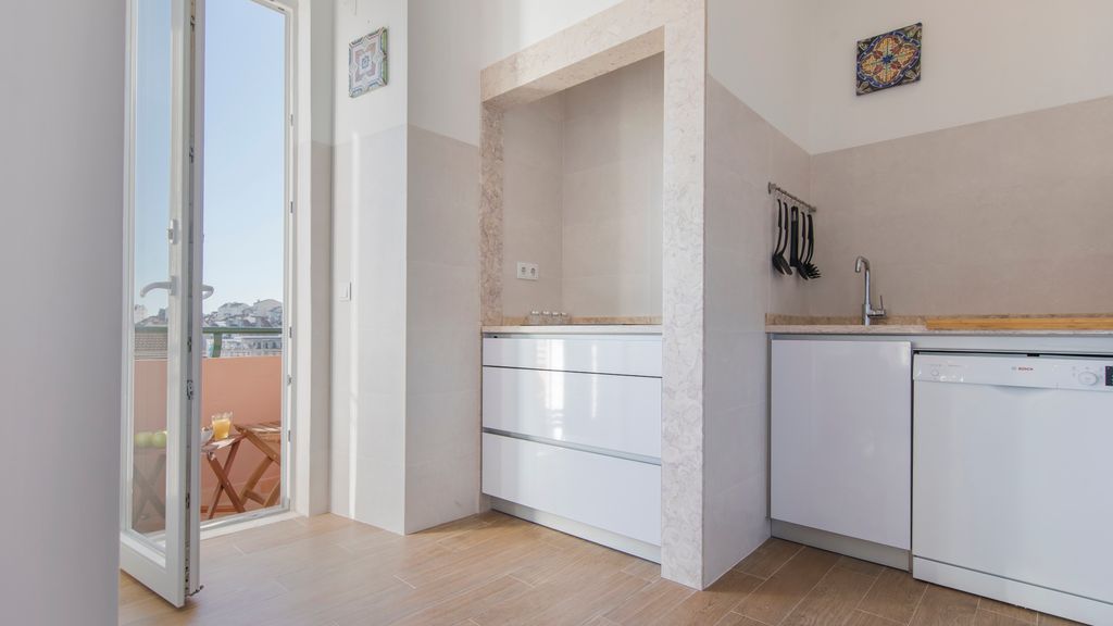 Comfortable apartment w/river views by LovelyStay