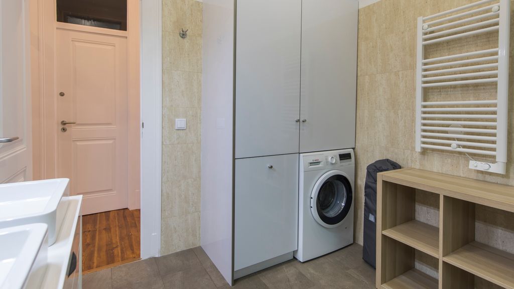 Comfortable apartment w/river views by LovelyStay