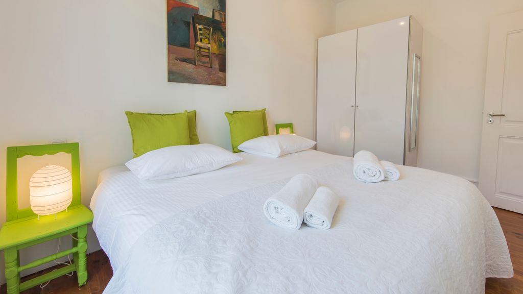Comfortable apartment w/river views by LovelyStay