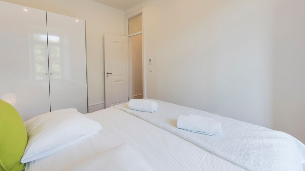 Comfortable apartment w/river views by LovelyStay