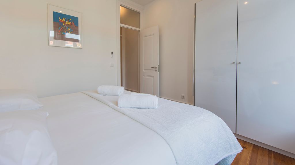 Comfortable apartment w/river views by LovelyStay