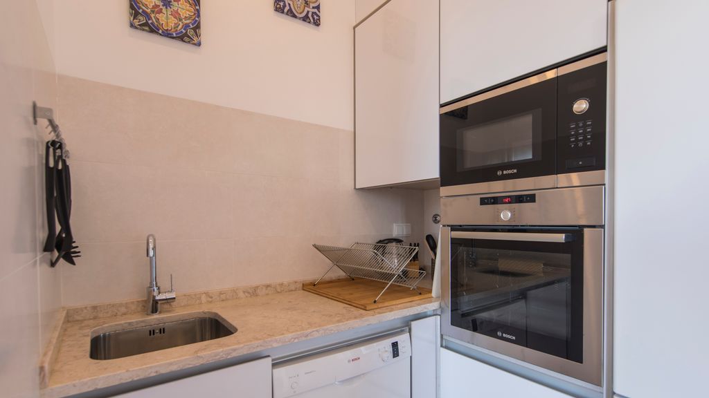 Comfortable apartment w/river views by LovelyStay