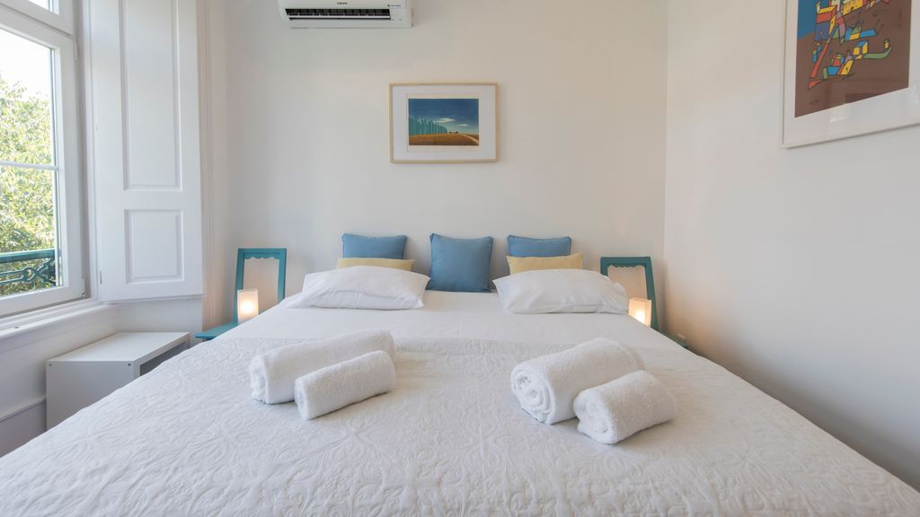 Comfortable apartment w/river views by LovelyStay