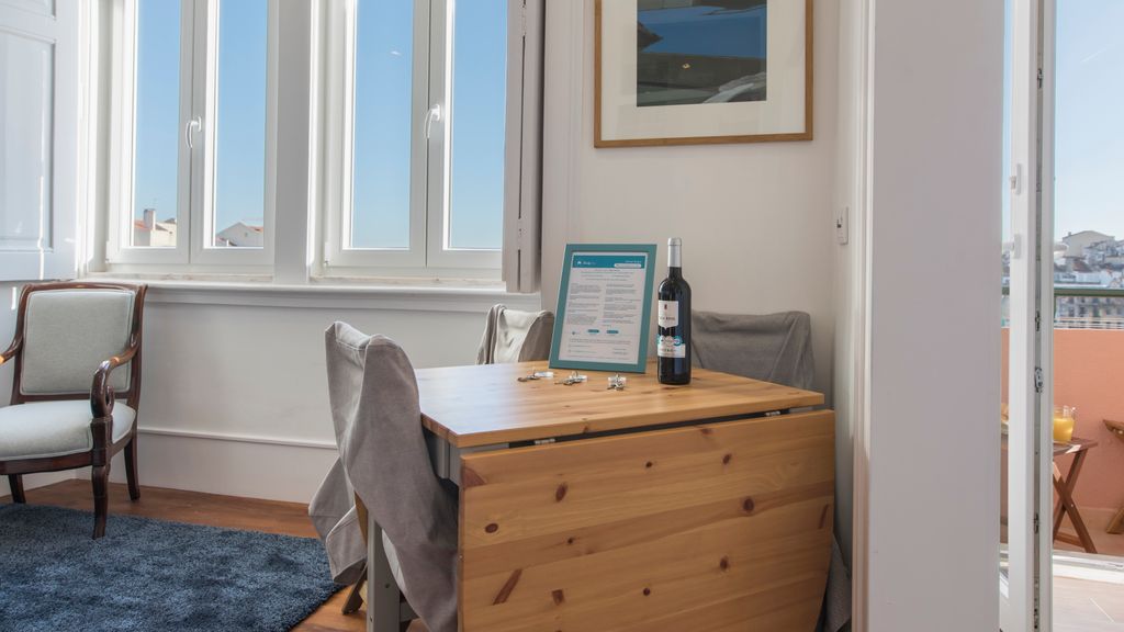 Comfortable apartment w/river views by LovelyStay