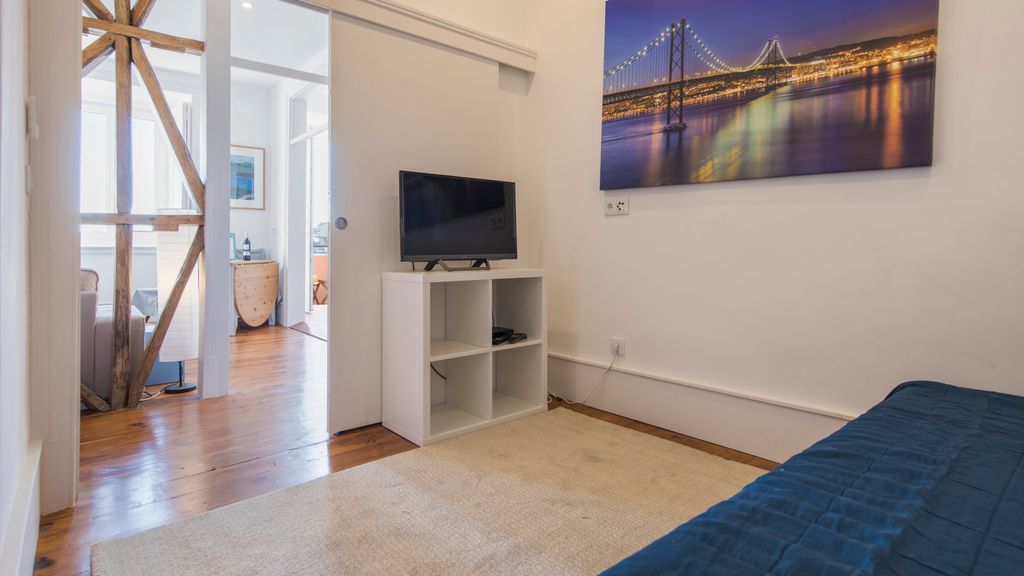 Comfortable apartment w/river views by LovelyStay