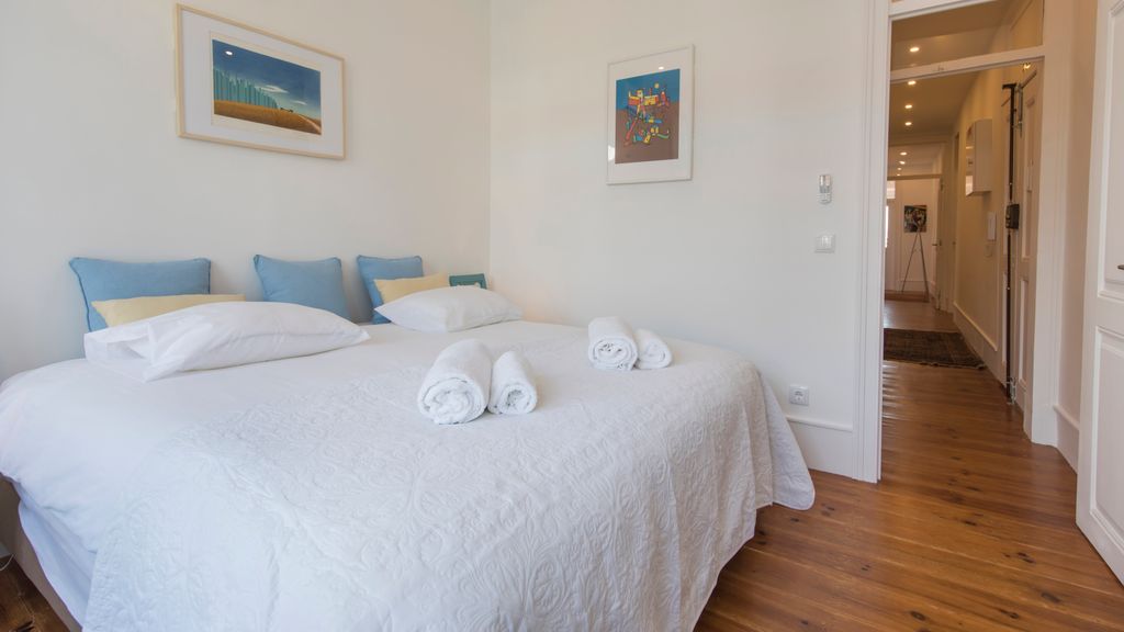 Comfortable apartment w/river views by LovelyStay