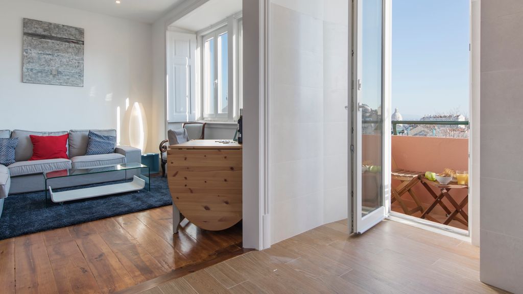 Comfortable apartment w/river views by LovelyStay