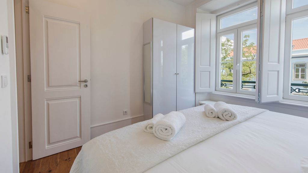 Comfortable apartment w/river views by LovelyStay