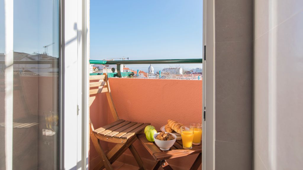 Comfortable apartment w/river views by LovelyStay