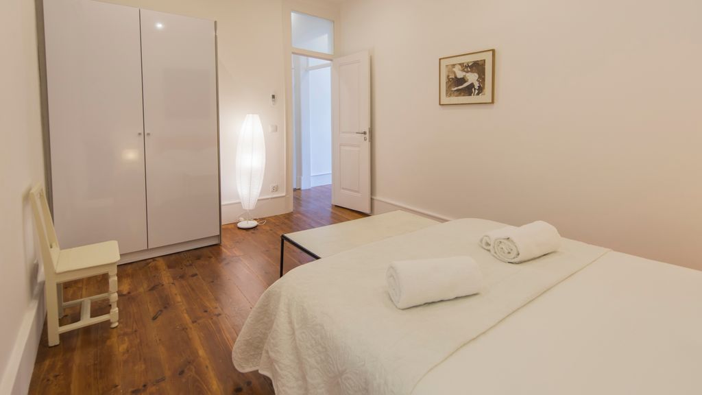 Comfortable apartment w/river views by LovelyStay