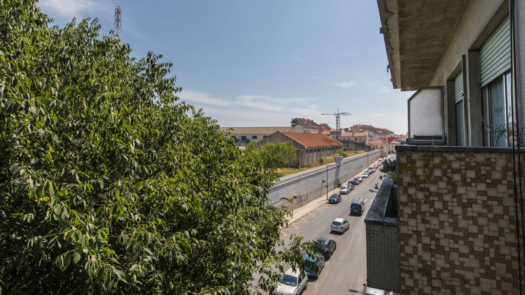 Comfortable apartment w/river views by LovelyStay