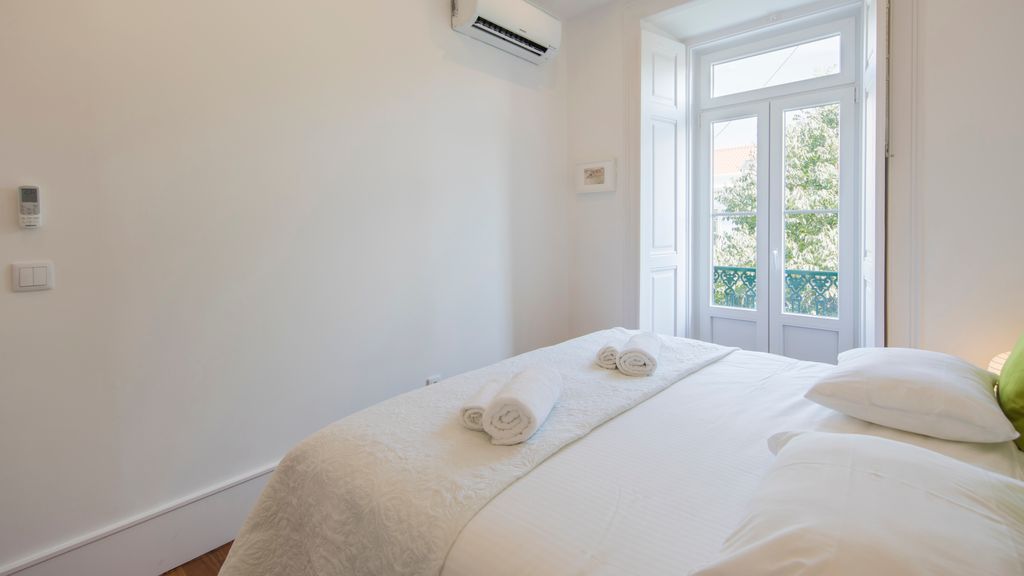 Comfortable apartment w/river views by LovelyStay