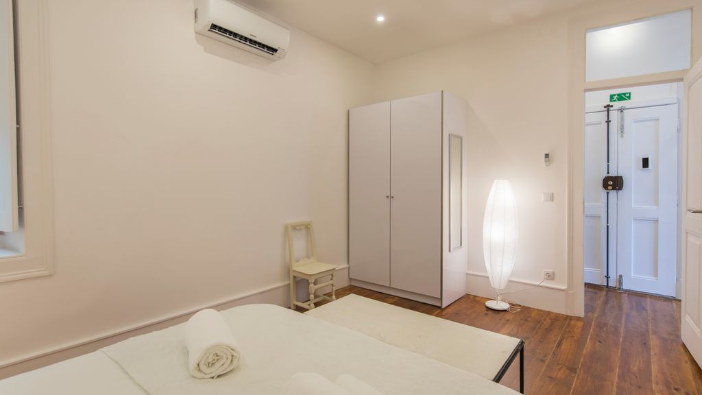 Comfortable apartment w/river views by LovelyStay