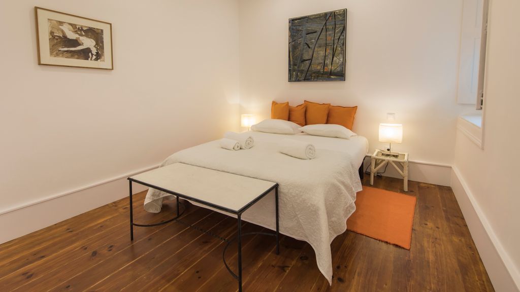 Comfortable apartment w/river views by LovelyStay