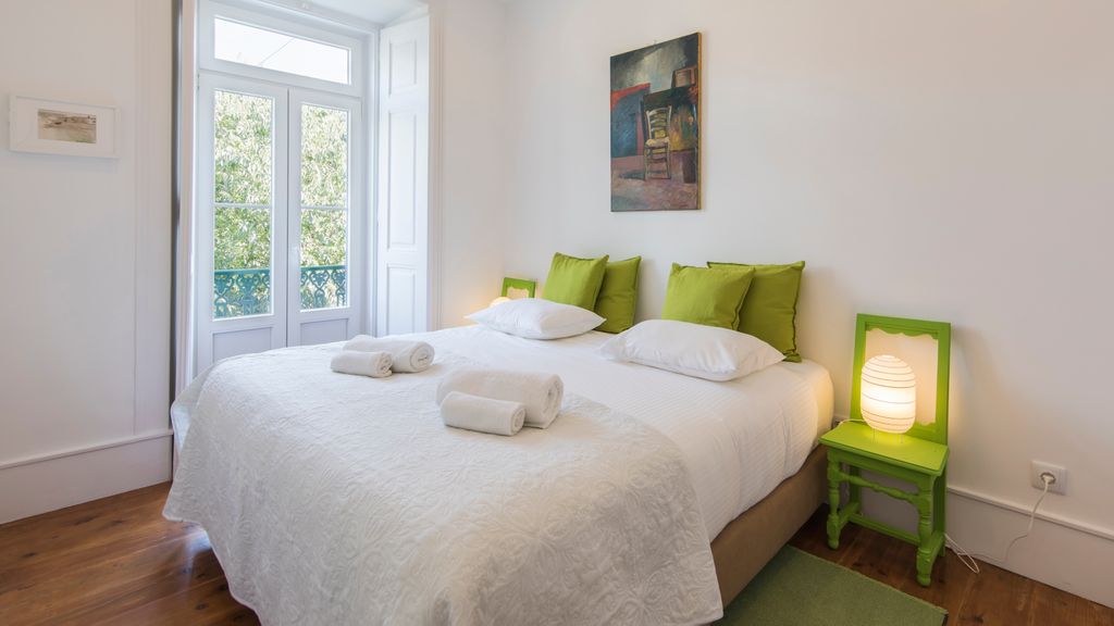 Comfortable apartment w/river views by LovelyStay