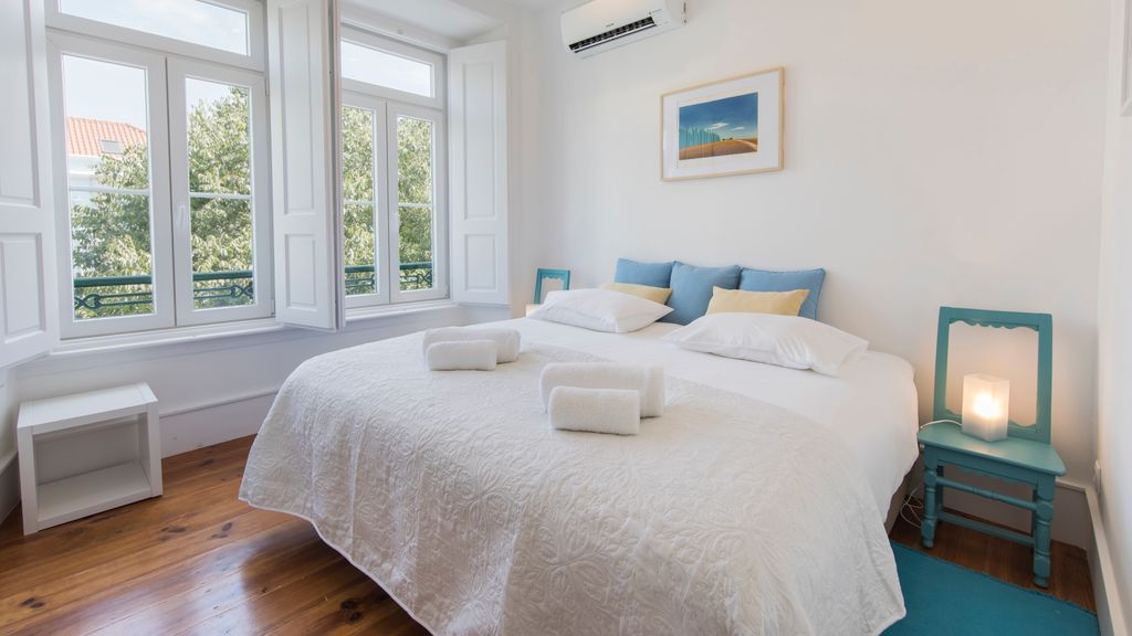 Comfortable apartment w/river views by LovelyStay