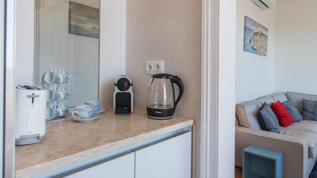 Comfortable apartment w/river views by LovelyStay