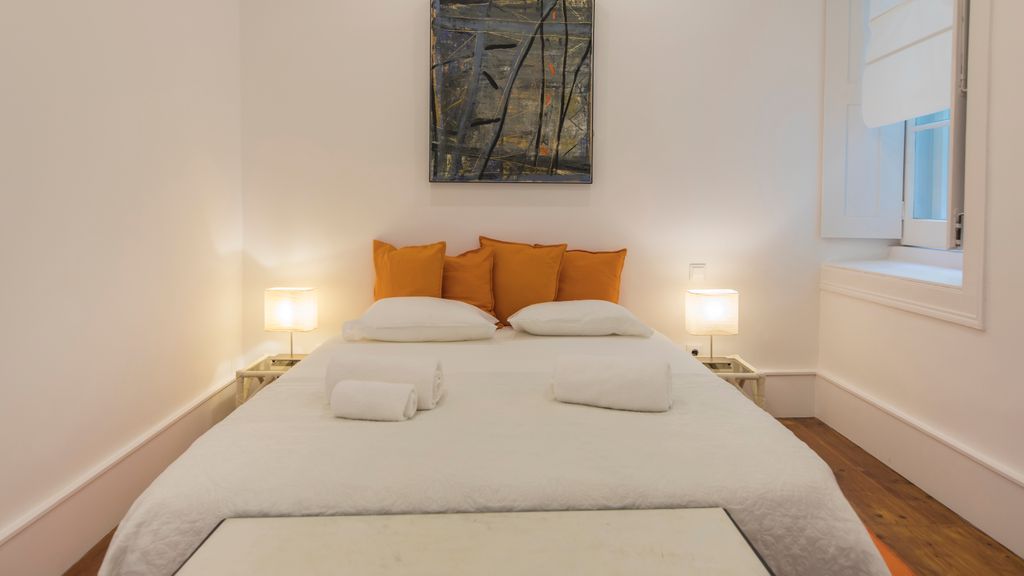Comfortable apartment w/river views by LovelyStay