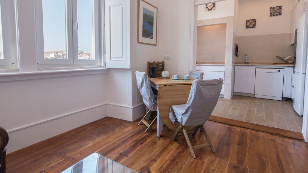 Comfortable apartment w/river views by LovelyStay