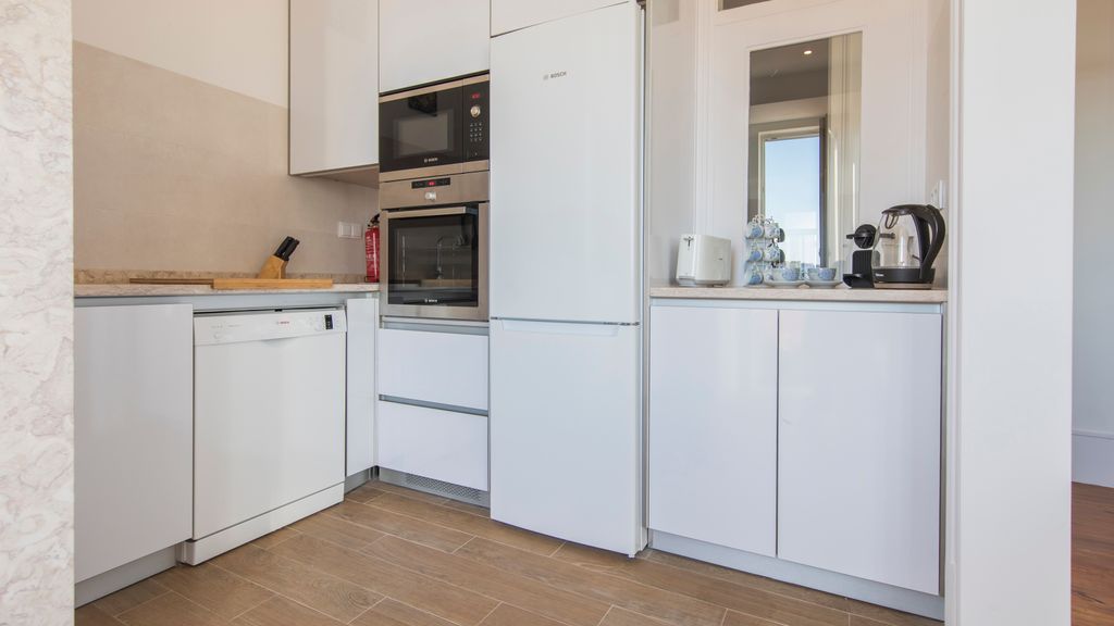 Comfortable apartment w/river views by LovelyStay