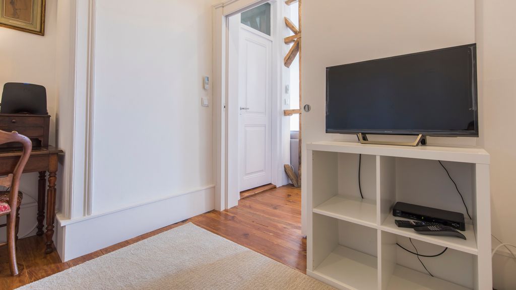 Comfortable apartment w/river views by LovelyStay
