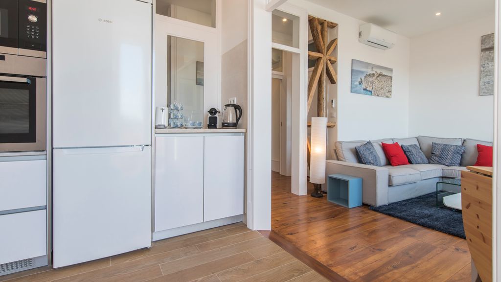 Comfortable apartment w/river views by LovelyStay