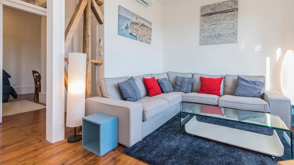 Comfortable apartment w/river views by LovelyStay