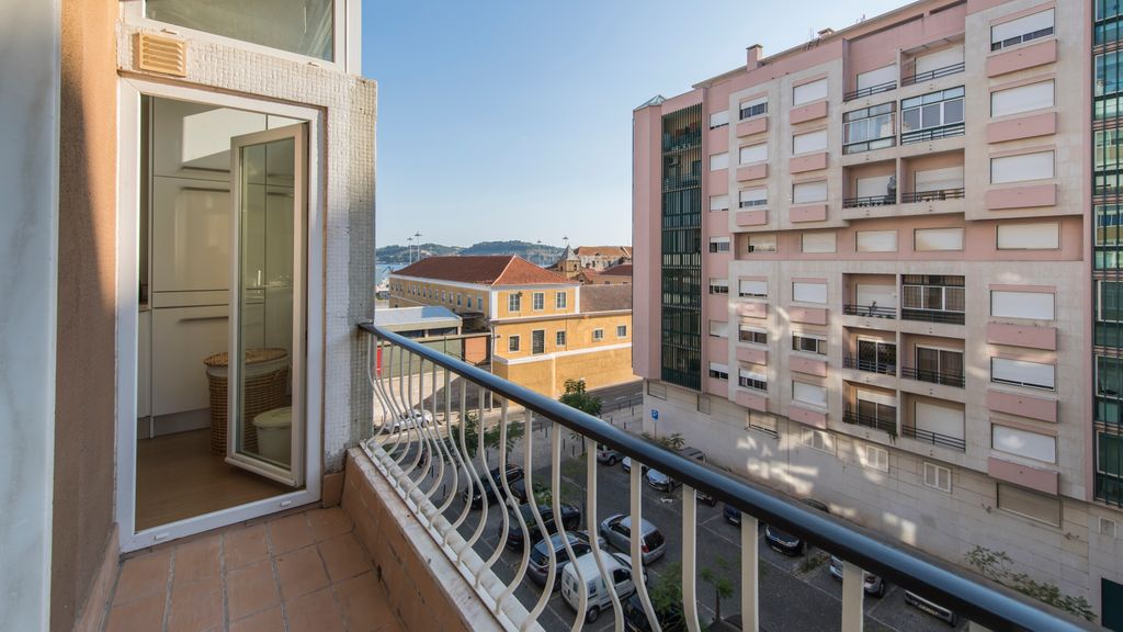 Belem 2BR with Balcony & City Views by LovelyStay