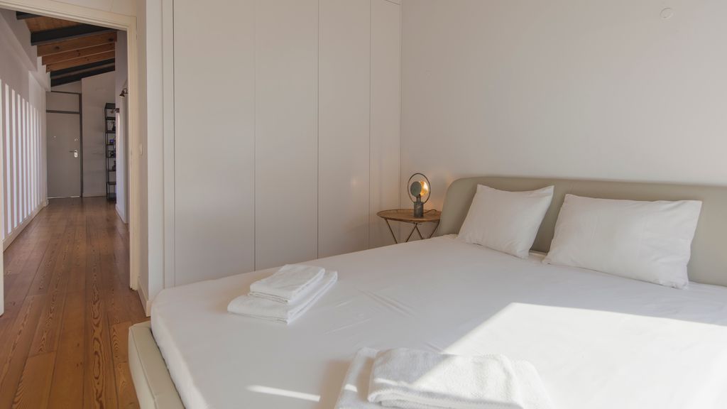 Bairro Alto Flat: Balcony Views by LovelyStay