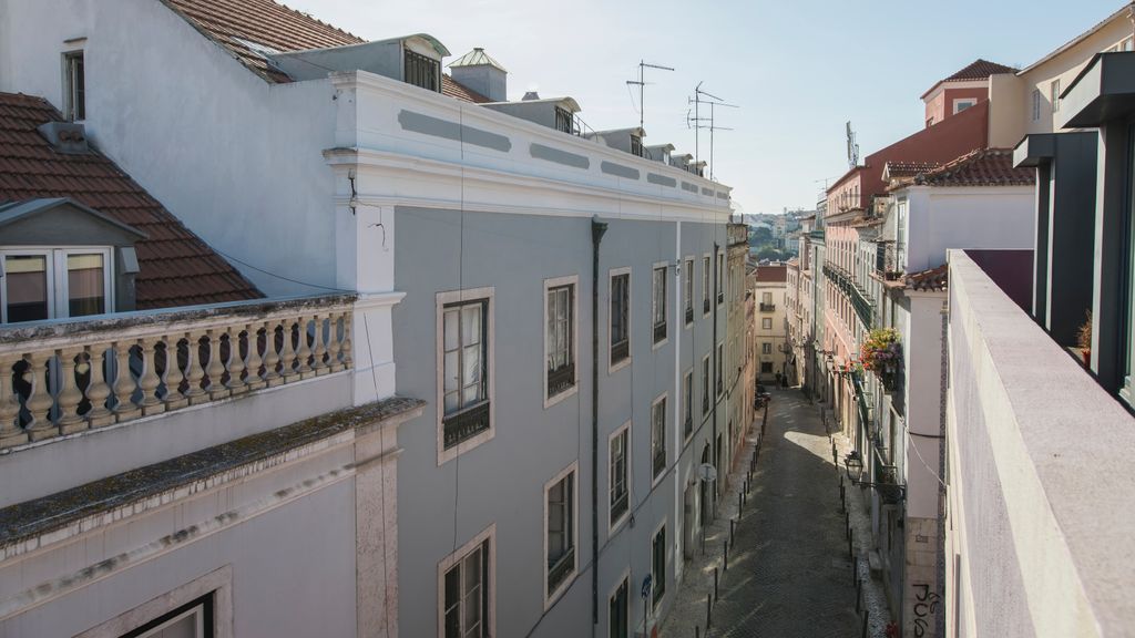 Bairro Alto Flat: Balcony Views by LovelyStay