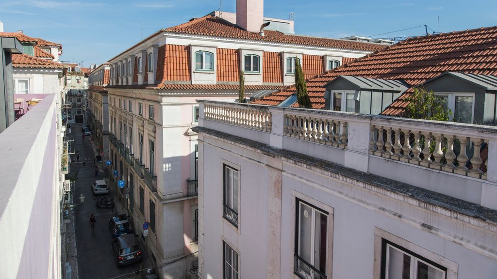 Bairro Alto Flat: Balcony Views by LovelyStay