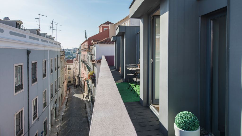 Bairro Alto Flat: Balcony Views by LovelyStay
