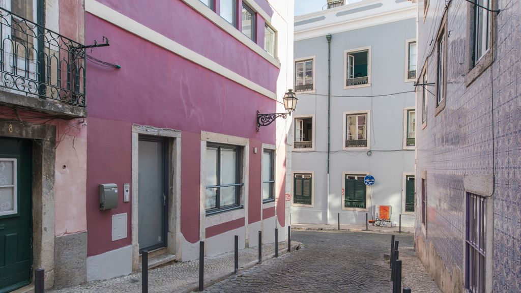 Bairro Alto Flat: Balcony Views by LovelyStay